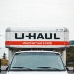 Ciężarówka do przeprowadzek U-Haul zaparkowana przy drodze w plenerze