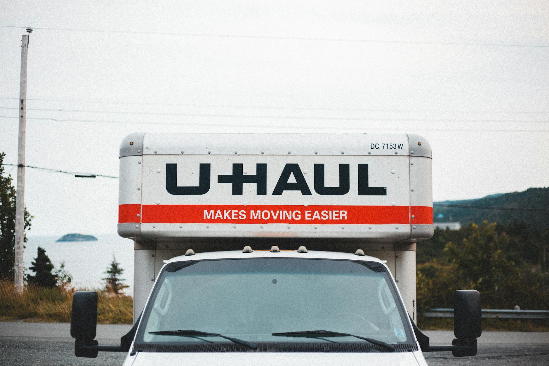 Ciężarówka U-Haul zaparkowana przy drodze na tle górskiego krajobrazu