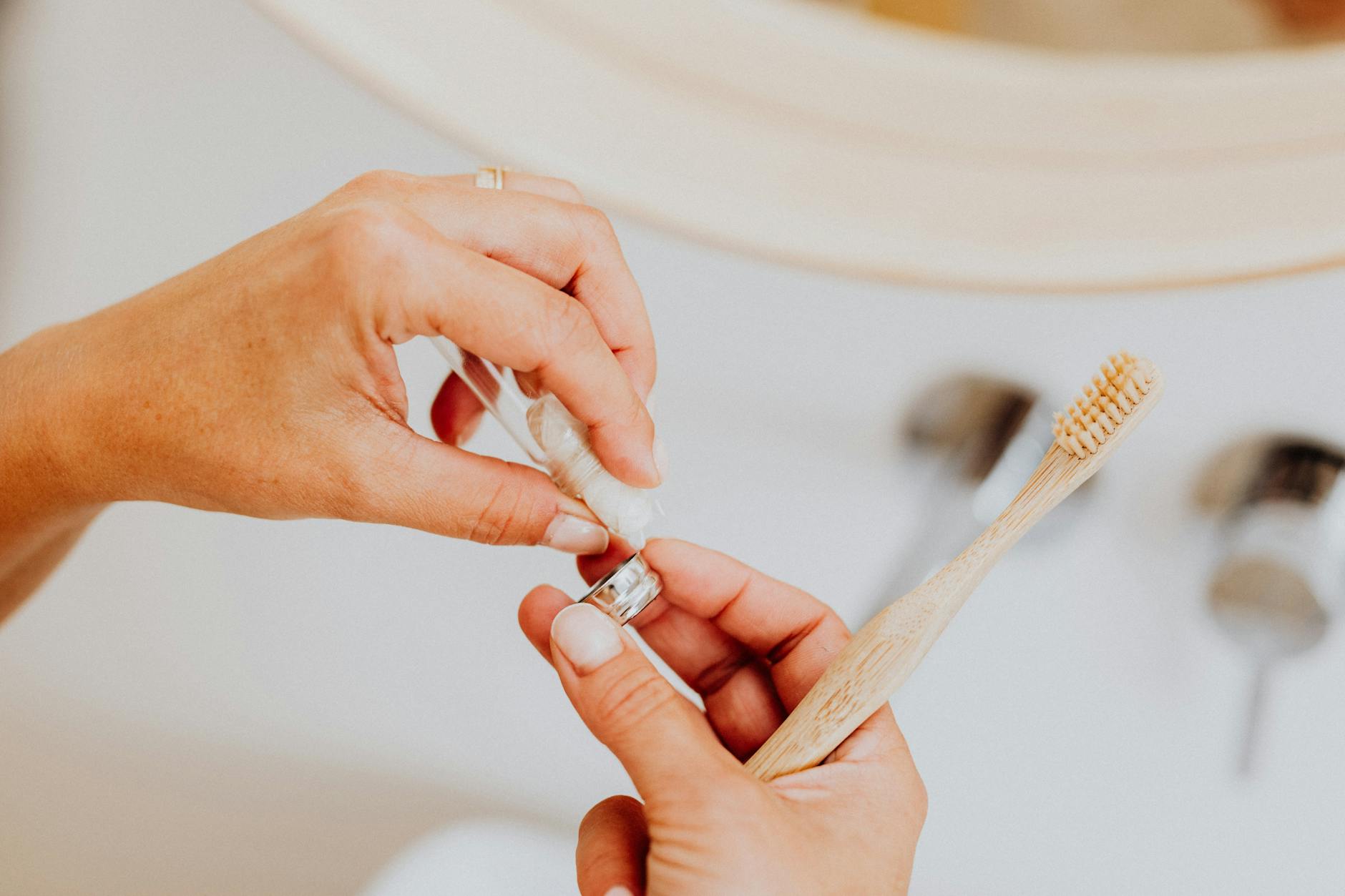 Nakładanie pasty na ekologiczną szczoteczkę do zębów