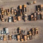 Widok z góry na zaparkowane ciężarówki i pojazdy serwisowe floty