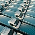 Białe samochody dostawcze widziane z lotu ptaka na parkingu floty