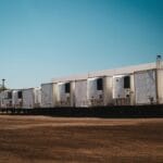 Chłodnicze ciężarówki zaparkowane na placu pod bezchmurnym niebem